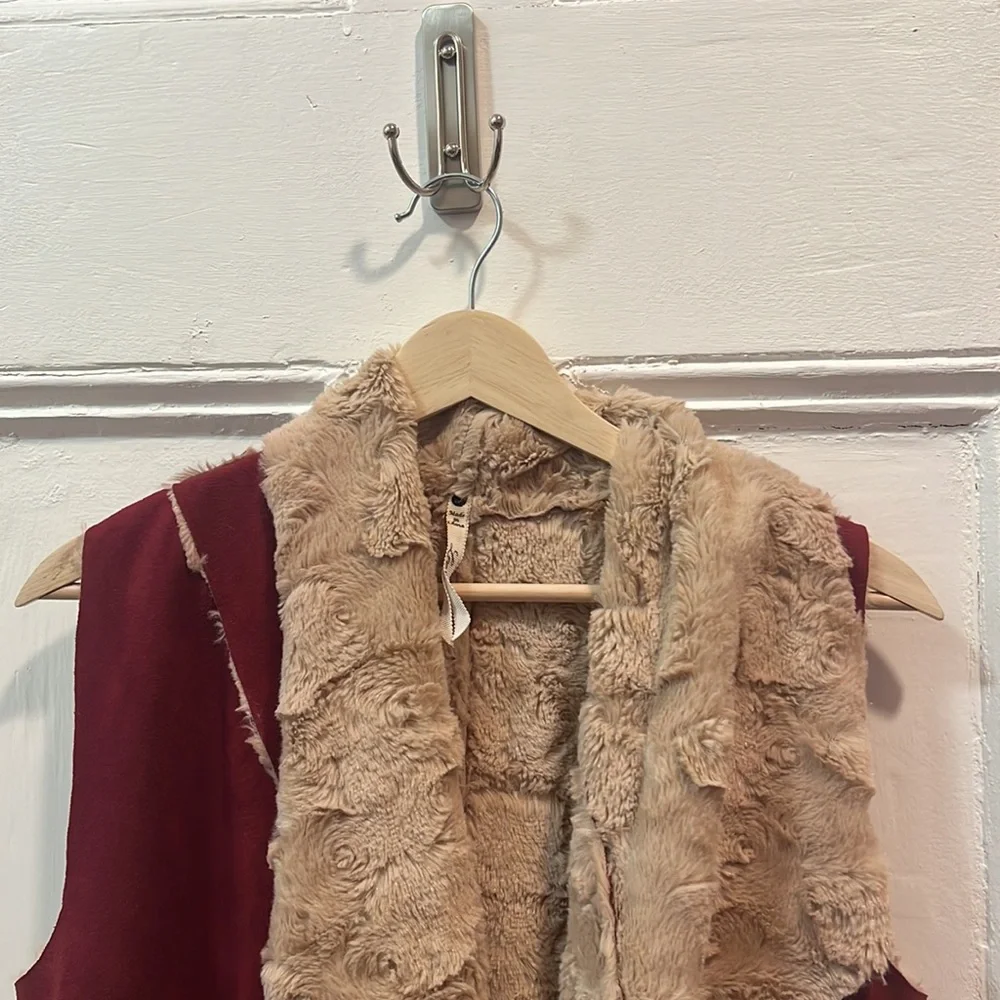 Leo and Nicole suede / faux fur maroon vest size s - Picture 2 of 3